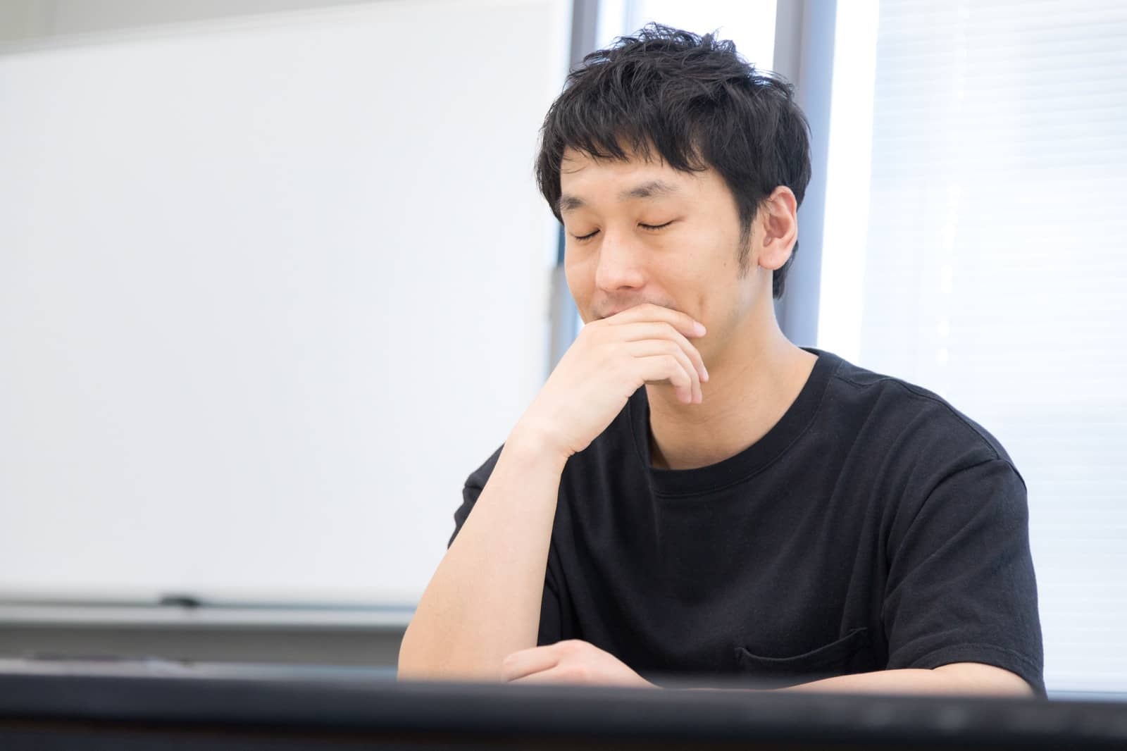 返答に悩んでいる男性の画像